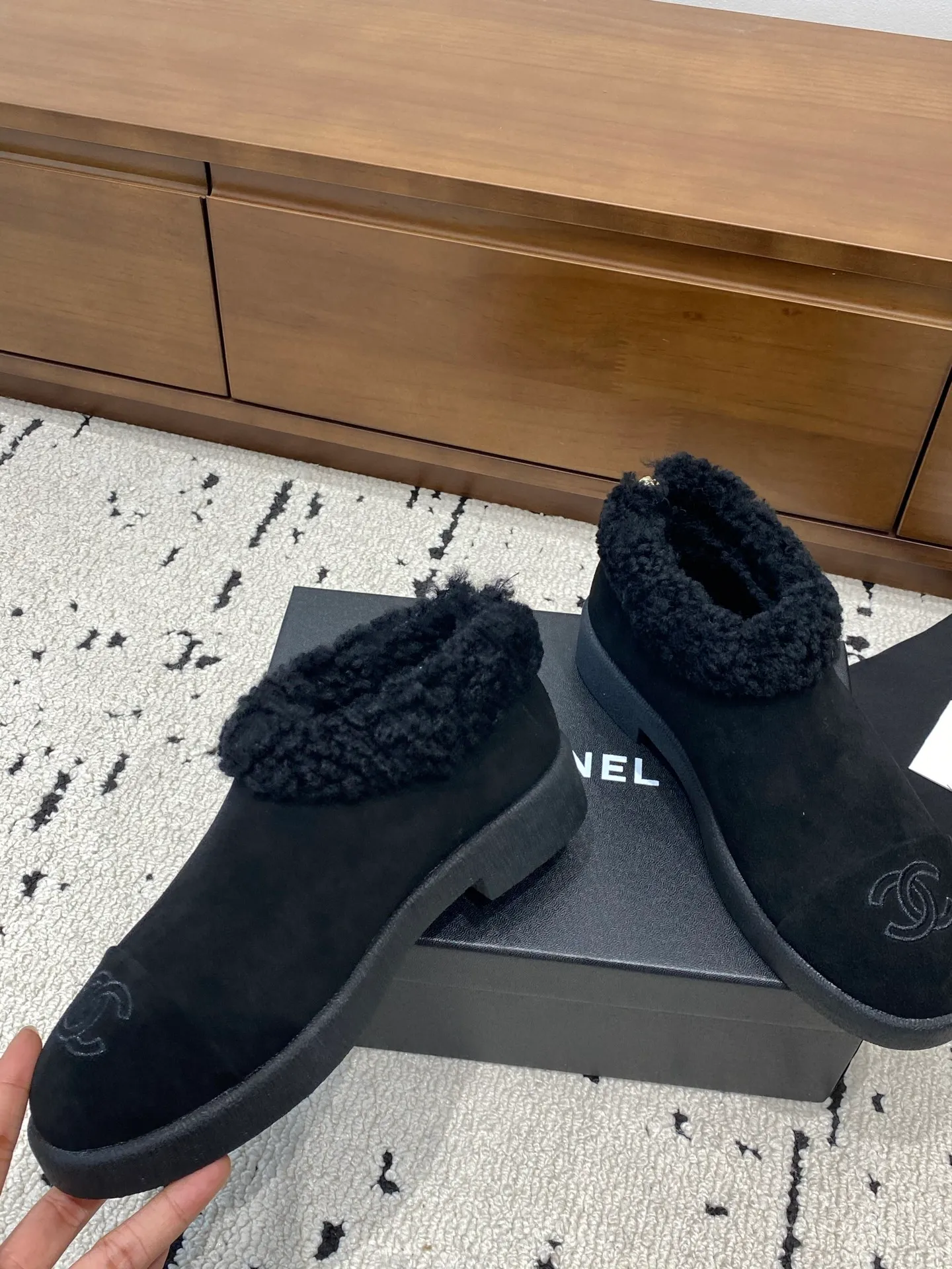👟👟Ex-factory price 640👟👟 🍀Chanel 2025 autumn and winter style wool shoes Chanel new autumn and winter genuine wool slippers and boots Xiaoxiang 2025 autumn and winter one of the most beautiful snow boots Classic, beautiful and warm snow boots ❤️super warm! It's enough to have it this winter, it's really beautiful and fairy~ Materials and craftsmanship: The upper is made of custom sheepskin/wool/sheepskin, and the inner pads are all made of wool. It feels very soft and comfortable! The sole is the original TPU outsole Size: 35-39 (40.41 customized, non-refundable)